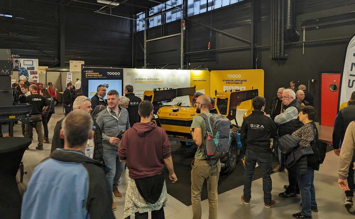 Visiteurs autour du premier TOOGO sur le stand SIZA Robotics au SIVAL 2024 à Angers