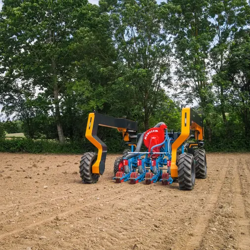 TOOGO et son semoir sur une parcelle préparée pour des légumes