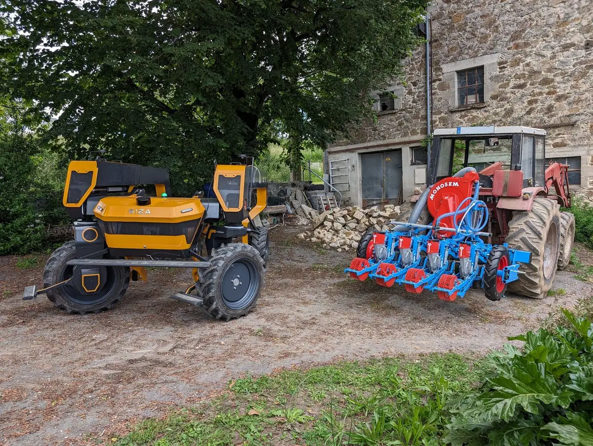TOOGO 2.0 garé à côté d'un tracteur et d'un semoir monograine